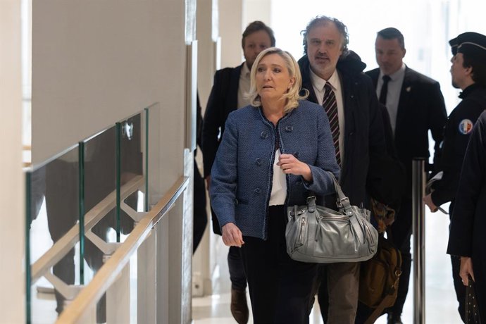 31 de março de 2025, Paris, França, França: Marine Le Pen, presidente do grupo parlamentar do partido de extrema direita francês Rassemblement National (RN), chega ao tribunal de Paris para o veredicto de seu julgamento por suspeita de desvio de fundos pú