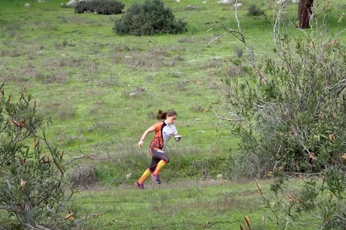 Una deportista en un Campeonato de Orientación, que se desarrolla en entornos naturales.