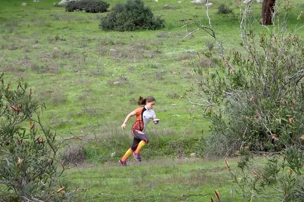 Una deportista en un Campeonato de Orientación, que se desarrolla en entornos naturales.