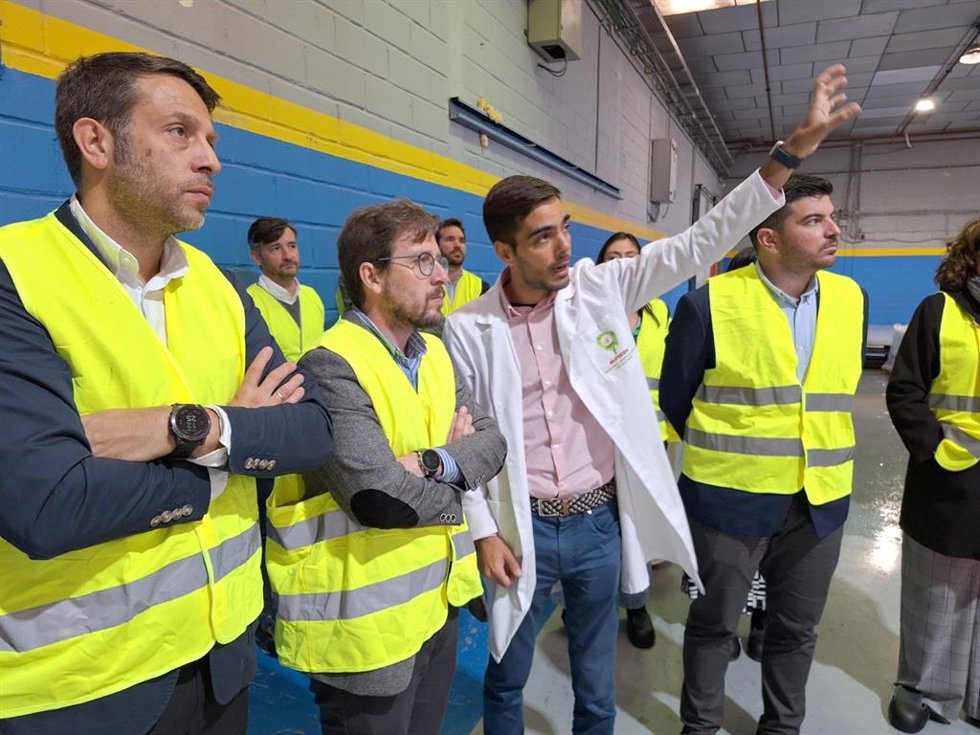 Francisco Toscano Rodero junto con el alcalde de El Viso del Alcor