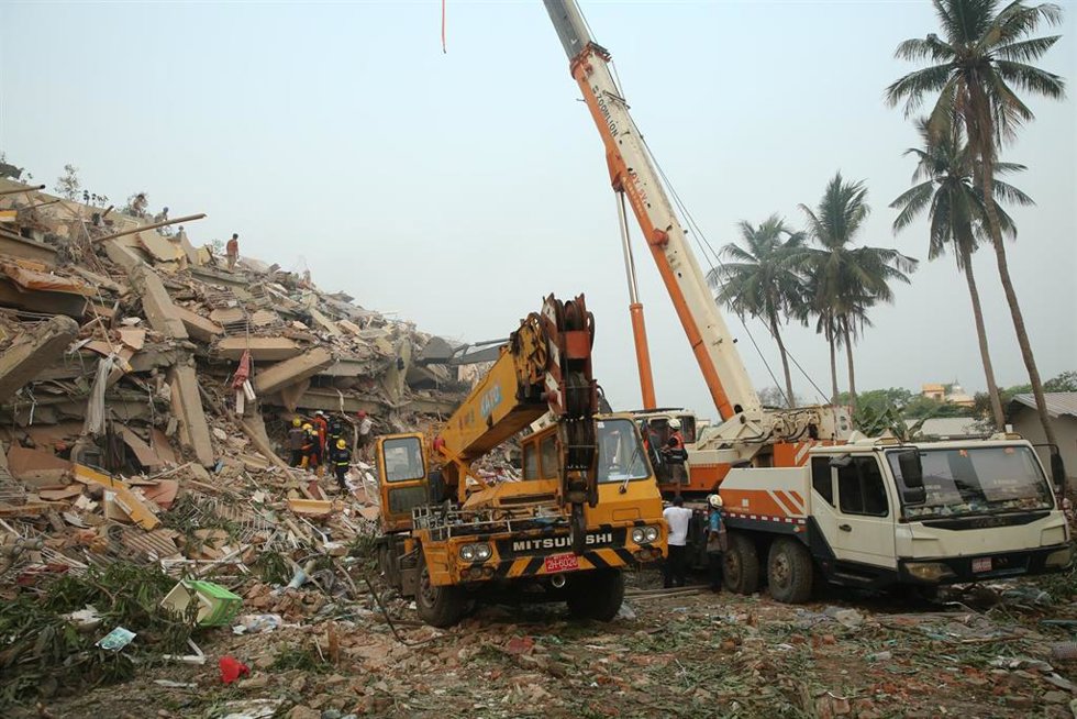Trabajos de búsqueda y rescate en Mandalay tras el terremoto de magnitud 7,7 en la escala abierta de Richter registrado el 28 de marzo en Birmania (archivo)
