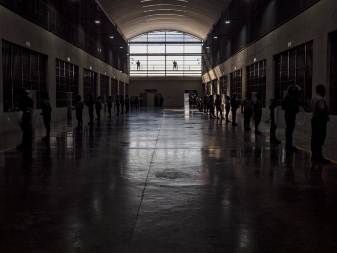 Archivo - Pasillo de la megaprisión construida en Toluca, El Salvador