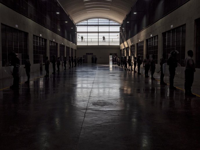 Archivo - Arquivo - 10 de dezembro de 2024, North Hollywood, Califórnia, EUA: América Central - El Salvador, Toluca: Dentro da Mega-Prisão CECOT em Toluca, El Salvador, o Centro de Confinamento de Terrorismo (CECOT) é uma prisão de segurança máxima que ma