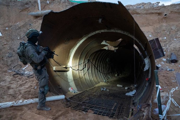 Archivo - BEIJING, Dec. 19, 2023 -- Esta foto divulgada pelas Forças de Defesa de Israel (IDF) em 17 de dezembro de 2023 mostra soldados israelenses examinando um grande sistema de túneis subterrâneos do Hamas descoberto na Faixa de Gaza. As IDF disseram 