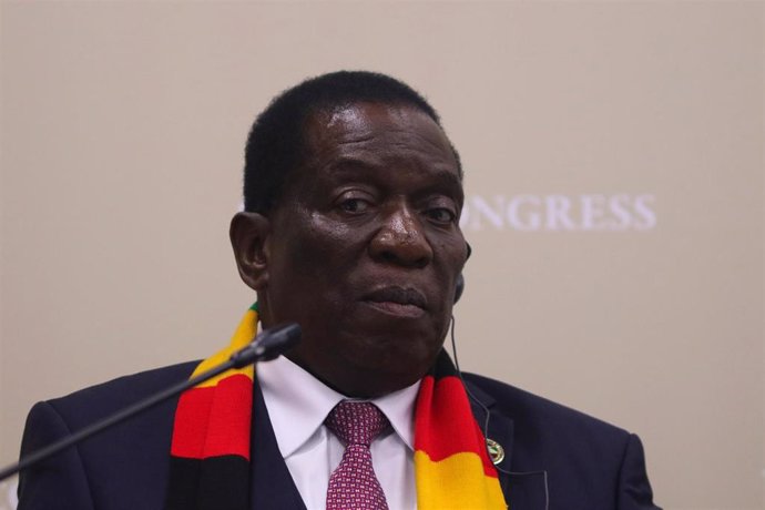 Archivo - El presidente de Zimbabue, Emmerson Mnangagwa, durante un foro en San Petersburgo, Rusia (archivo)