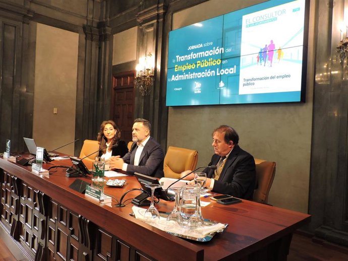 El diputado Francisco Toajas en una imagen de archivo junto al director y la subdirectora del Área, abriendo una jornada formativa