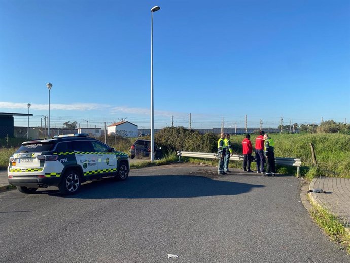 Agentes de la Guardia Civil de Tráfico en la zona de la detención.
