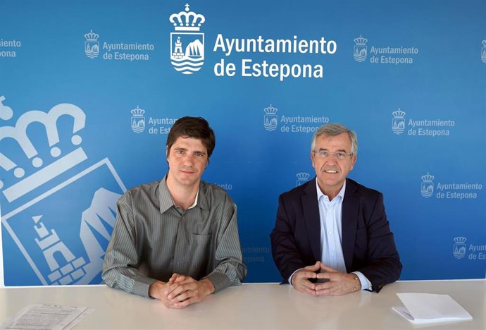 El alcalde de Estepona (Málaga), José María García Urbano, y el poeta y escritor Alejandro Simón Partal