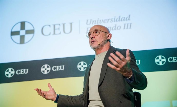 El seleccionador nacional Luis de la Fuente, en una charla en la CEU Fernando III.