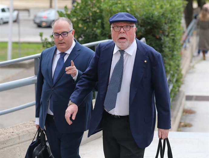 Archivo - El comisario jubilado José Manuel Villarejo (d) a su llegada a la primera sesión de un juicio en la Audiencia Provincial de Madrid, a 8 de noviembre de 2022, en Madrid (España). 
