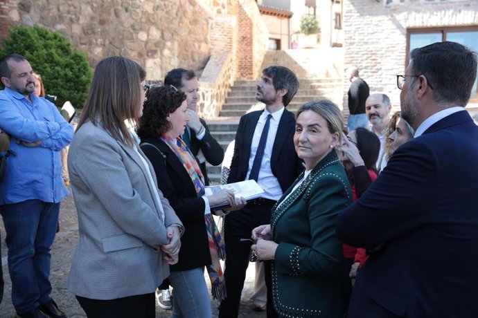 El ministro de Cultura, Ernest Urtasun, con la delegada del Gobierno, Milagros Tolón, en la Puerta de Bisagra
