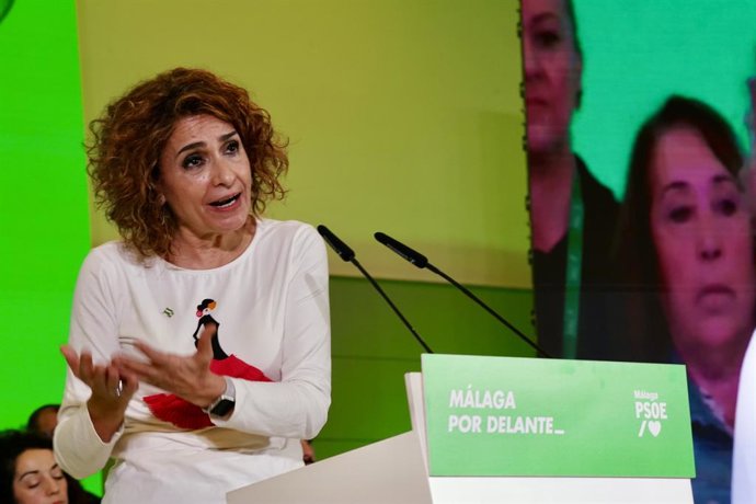 A secretária-geral do PSOE-A, María Jesús Montero, falando no congresso do PSOE de Málaga, em 30 de março de 2025, em Málaga (Andaluzia, Espanha).  O PSOE de Málaga organizou neste domingo um congresso provincial ordinário no NH Hotel em Málaga.