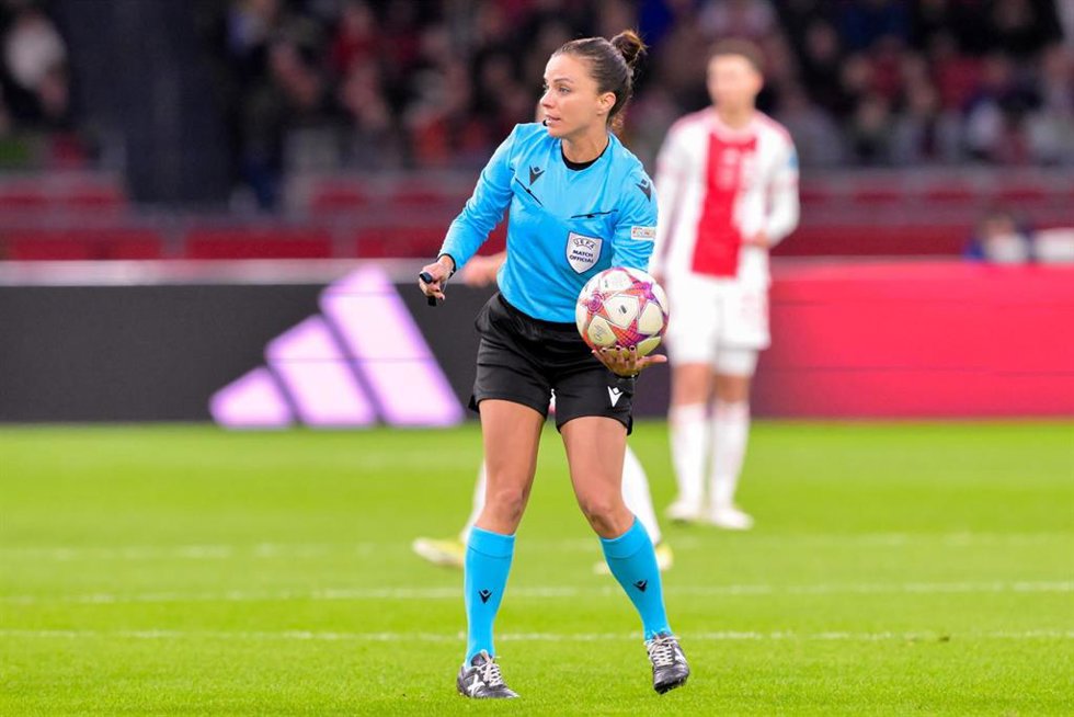 Archivo - La colegiada española Marta Huerta de Aza durante un partido