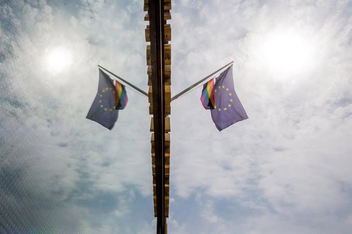 Archivo - Arquivo - 23 de junho de 2021, Berlim: Uma bandeira do arco-íris hasteada ao lado da bandeira da UE na Representação da Comissão Europeia em Berlim. A Comissão da UE ameaçou tomar medidas legais contra a Hungria por causa da legislação que restr