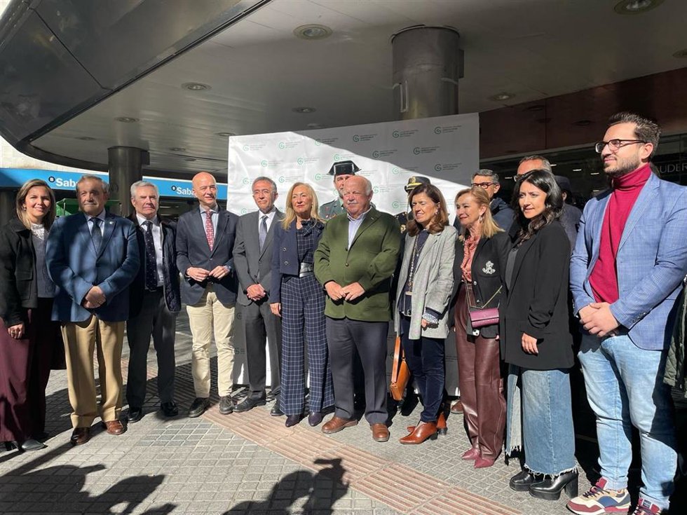 Jesús Aguirre (centro), junto al resto de autoridades, responsables del Reina Sofía y de la AECC en Córdoba en el acto por el Día Mundial contra el Cáncer de Colon.