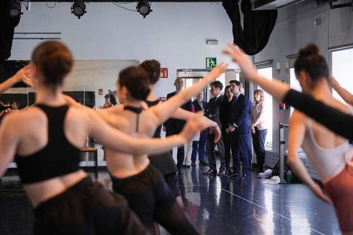 Varios jóvenes ensayan una coreografía en el Conservatorio Superior de Danza María de Ávila, en el distrito de Carabanchel, Madrid, el 31 de marzo de 2025.