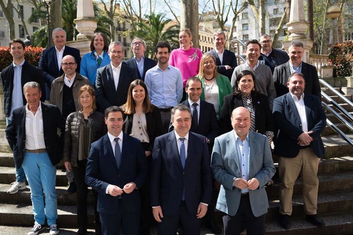 Los nuevos miembros del EBB, con su presidente Aitor Esteban a la cabeza, y los brurukides salientes, encabezados por Andoni Ortuzar, acompañados del Lehendakari, Imanol Pradales, en el exterior de Sabin Etxea, en Bilbao