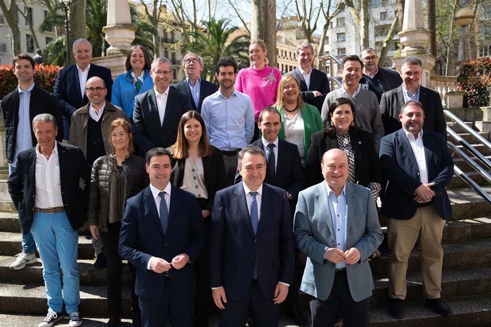 Los nuevos miembros del EBB, con su presidente Aitor Esteban a la cabeza, y los brurukides salientes, encabezados por Andoni Ortuzar, acompañados del Lehendakari, Imanol Pradales, en el exterior de Sabin Etxea, en Bilbao