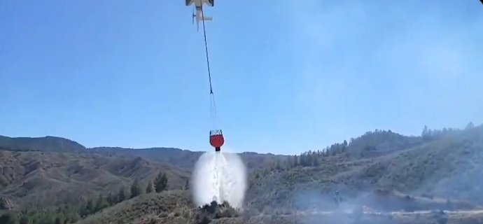 El Infoca trabaja en la extinción de un incendio forestal en Guadix, ya controlado.