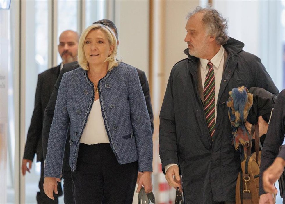 Marine Le Pen y su abogado Rodolphe Bosselut.