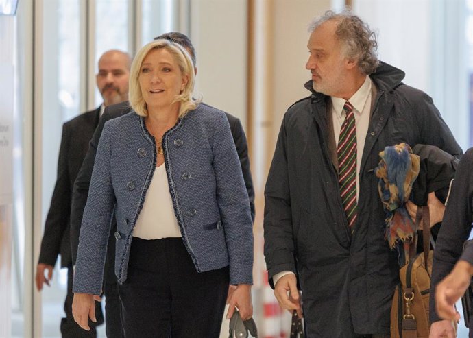 31 de março de 2025, Saint Ouen, Paris, França: Marine Le Pen, membro do Rally Nacional (RN), chega para seu julgamento por suspeita de apropriação indevida de fundos públicos europeus no tribunal de Paris em 31 de março de 2025. Marine Le Pen e cerca de 