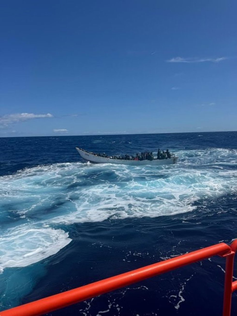 Salvamento Marítimo durante el rescate de una patera próxima a El Hierro