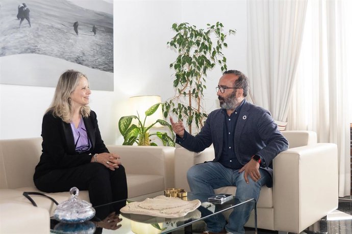 La directora del comité español de UNRWA, Raquel Martí, y el presidente de la Diputación de Cáceres, Miguel Ángel Morales.