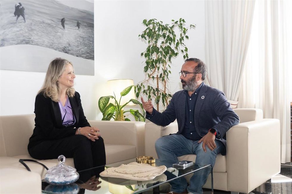 La directora del comité español de UNRWA, Raquel Martí, y el presidente de la Diputación de Cáceres, Miguel Ángel Morales.