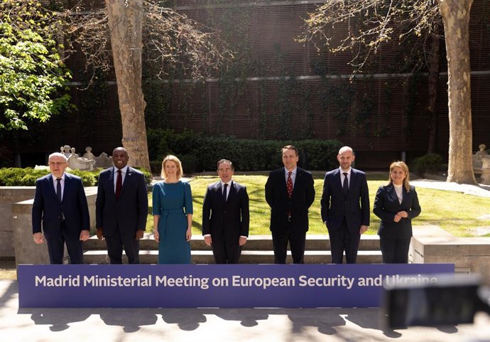 Foto de familia con los ministros de Reino Unido, David Lammy, España, José Manual Albares, Polonia, Radoslaw Sikorski, Francia, Jean-Noël Barrot, y la Alta representante de la Unión para Asuntos Exteriores y Política de Seguridad, Kaja Kallas