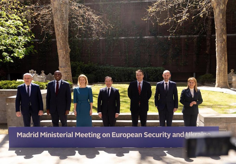 Foto de familia con los ministros de Reino Unido, David Lammy, España, José Manual Albares, Polonia, Radoslaw Sikorski, Francia, Jean-Nol Barrot, y la Alta representante de la Unión para Asuntos Exteriores y Política de Seguridad, Kaja Kallas