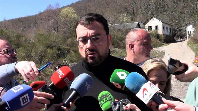 El presidente del Principado de Asturias este lunes en el acceso al pozo minero de Cerredo