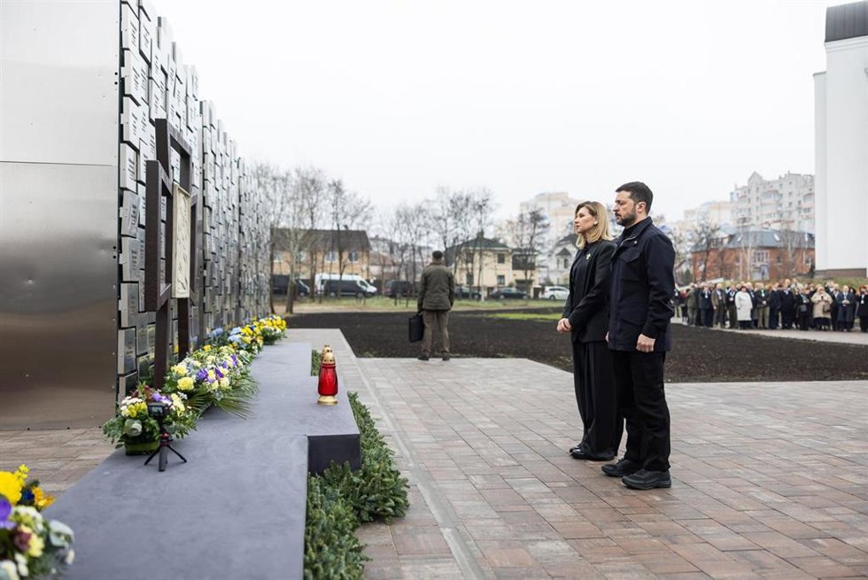 El presidente de Ucrania, Volodimir Zelenski, y su mujer, Olena Zelenska, rinden homenaje a las víctimas de Bucha en el tercer aniversario de la liberación