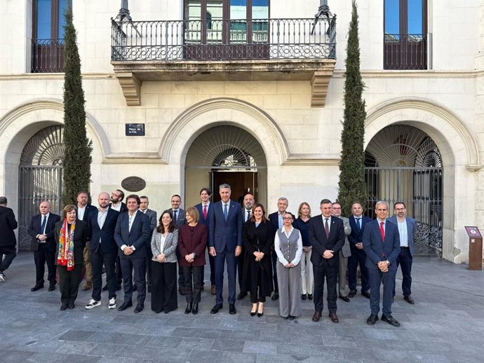 El alcalde de Palma, Jaime Martínez, junto a otros participantes en la reunión extraordinaria de la FEMP de este lunes.