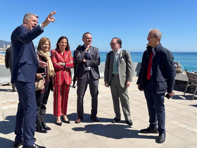 La alcaldesa de Zaragoza, Natalia Chueca, junto a regidores de varias ciudades, atiende a las explicaciones del alcalde de Badalona, Xabier García Albiol,anfitrión de la reunión de la FEMP en la que se ha reclamado financiación justa para los consistorios