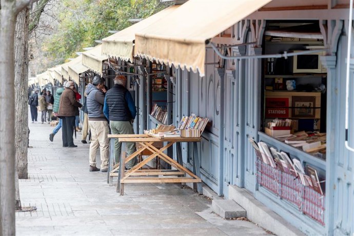 Puestos de la Feria de libros de la Cuesta de Moyano, a 6 de marzo de 2025, en Madrid (España). La famosa feria de libros de Madrid en la Cuesta de Moyano celebra su centenario el próximo 11 de mayo. Se ha preparado un programa especial para conmemorar, d