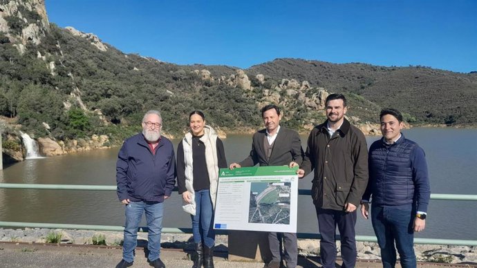 El subdelegado de la Junta en el Campo de Gibraltar, Javier Ros, el delegado territorial de esta consejería en Cádiz, Francisco Moreno, y los concejales del Ayuntamiento de Los Barrios, Sara Lobato y Antonio Dávila, en la presa de Charco Redondo