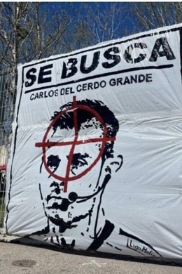Pancarta aparecida en Barcelona con la imagen del árbitro VAR Carlos del Cerro Grande señalado con una diana.