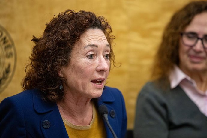 Archivo - La escritora Maite Carranza durante un homenaje de la Associació Col·legial d'Escriptors de Catalunya (ACEC) al escritor Jordi Sierra i Fabra, en el Ateneu Barcelonès, a 11 de diciembre de 2023