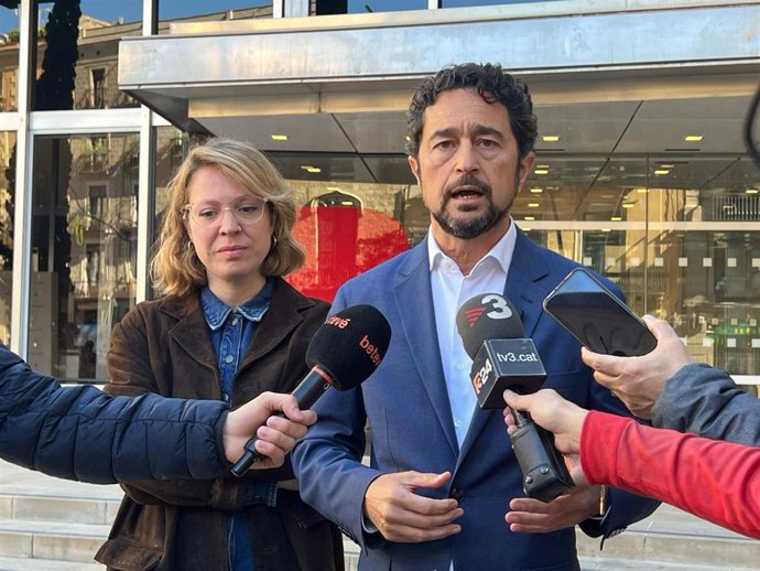 El portavoz de JuntsXBarcelona Damià Calvet y la presidenta de BComú Janet Sanz en declaraciones a los medios este lunes