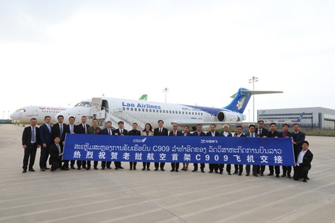 China entrega su primer avión fabricado a Laos, el C909.