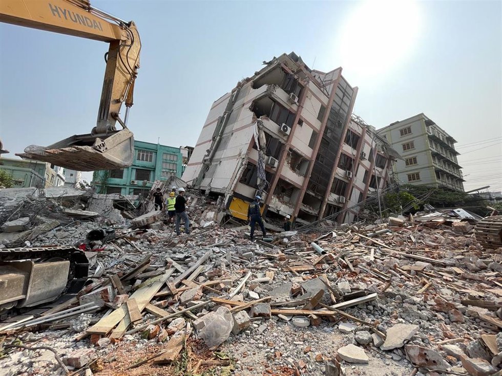 Imagen de archivo de una calle de Birmania tras el terremoto del 28 de amrzo.