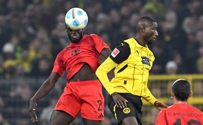 Archivo - Serhou Guirassy y Dayot Upamecano pelean por un balón en el Borussia Dortmund-Bayern Múnich de la Bundesliga 24-25
