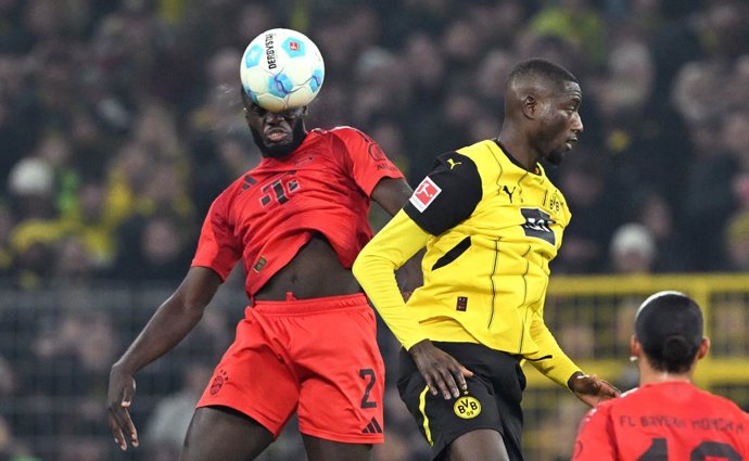 Archivo - 30 November 2024, North Rhine-Westphalia, Dortmund: Dortmund's Serhou Guirassy (R) and Munich's Dayot Upamecano battle for the ball during the German Bundesliga soccer match between Borussia Dortmund and Bayern Munich at Signal Iduna Park. Photo