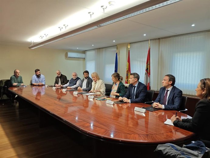 Un momento de la firma del convenio.