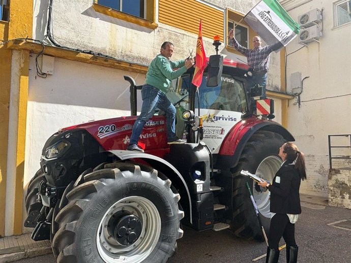 El presidente de Apag Extremadura, Juan Metidieri, subido a un tractor durante los preparativos de la tractorada a Bruselas.
