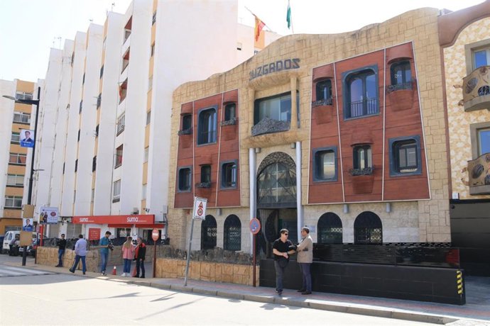 Archivo - Fachada principal de los juzgados de Vera (Almería)