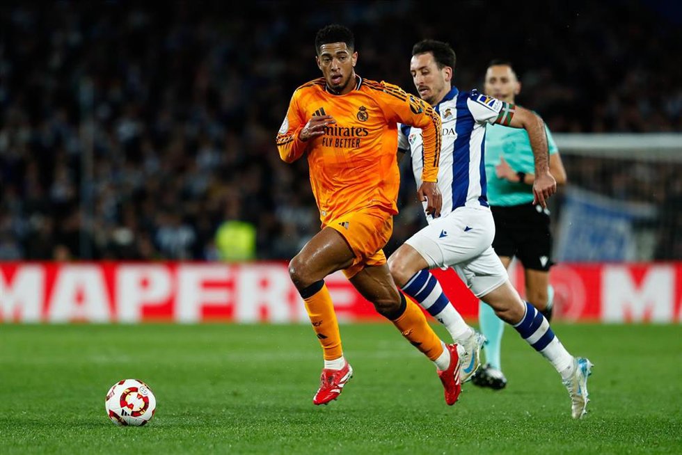 Archivo - El centrocampista del Real Madrid Jude Bellingham conduce el balón por delante del atacante de la Real Sociedad Mikel Oyarzabal, en la ida de semifinales de Copa del Rey 2024-2025, en el Reale Arena. 