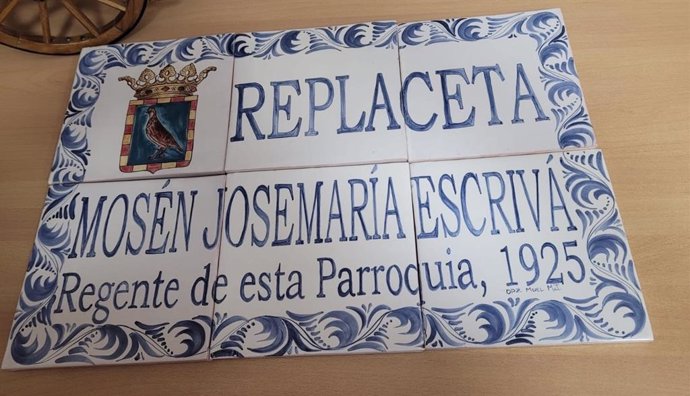 Replaceta dedicada a san Josemaría Escrivá en Perdiguera.