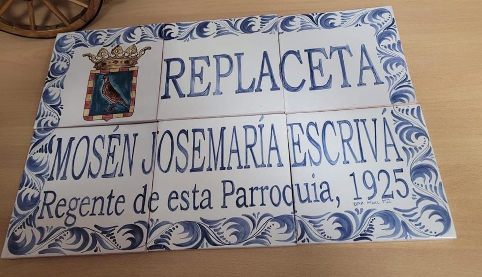 Replaceta dedicada a san Josemaría Escrivá en Perdiguera.