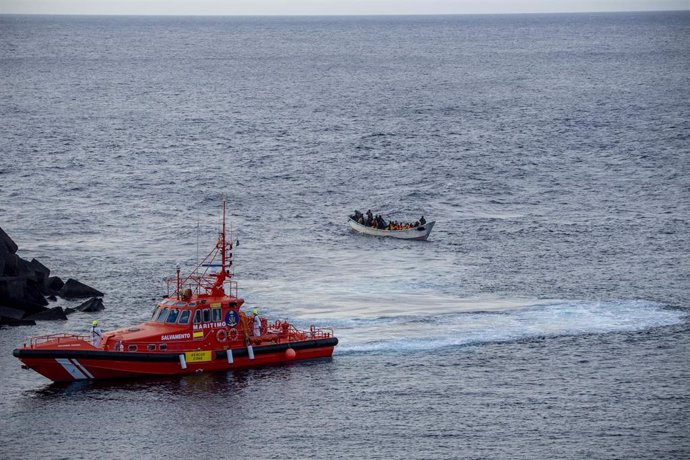 Archivo - Un cayuco a su llegada al puerto de La Restinga, a 7 de diciembre de 2024, en El Hierro, Canarias (España). 